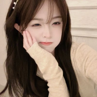 随盲柳入眠的女人